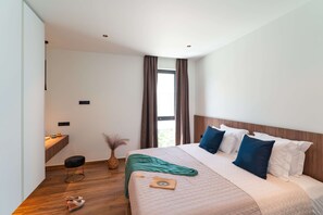 4 bedrooms, desk, iron/ironing board, travel crib