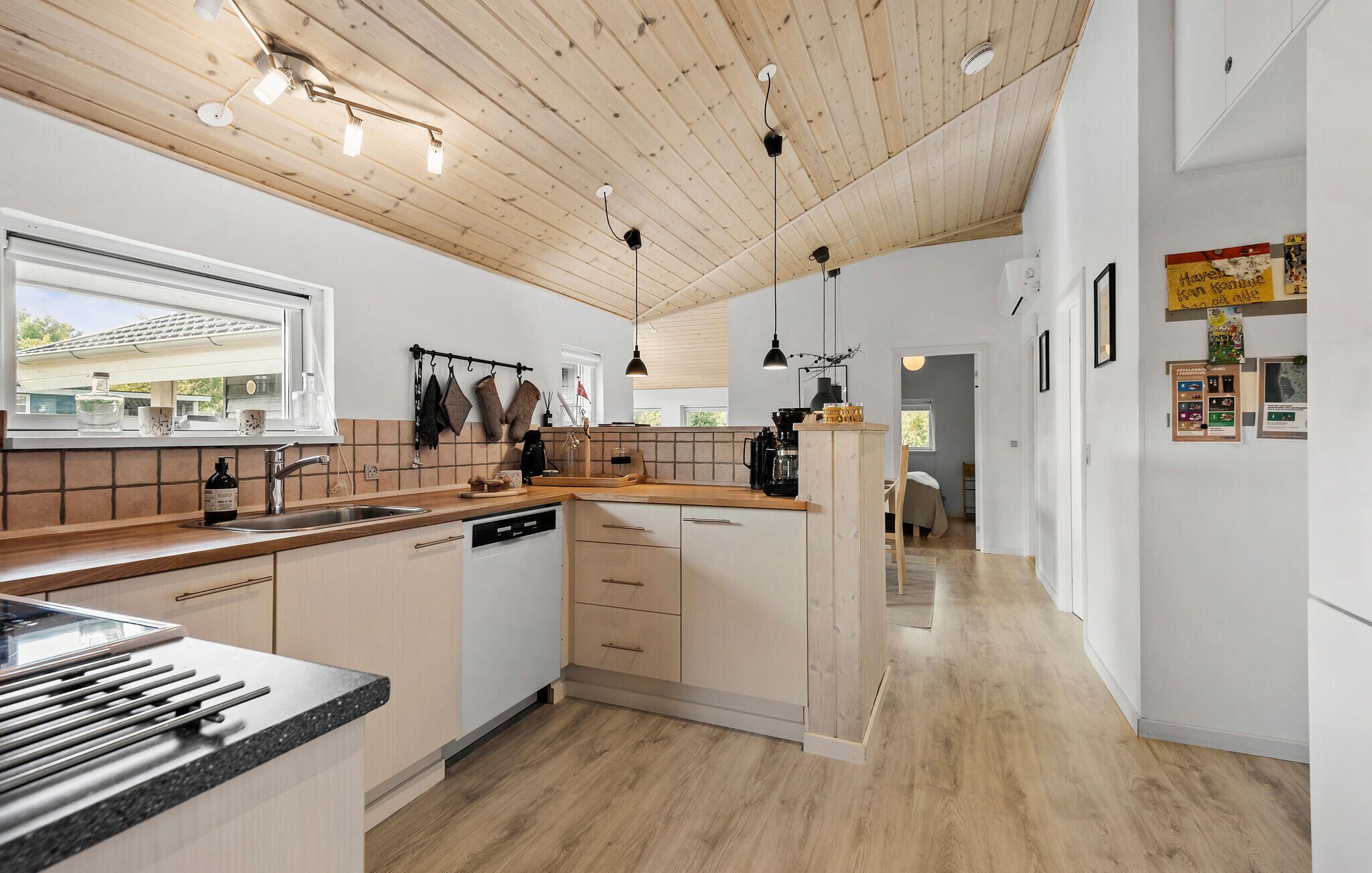 Kühlschrank, Geschirrspüler, Wasserkocher mit Kaffee-/Teezubehör