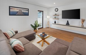 Smart TV, fireplace