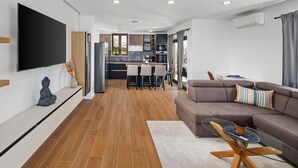 Smart TV, fireplace - Beautiful home in Bale (Bale)