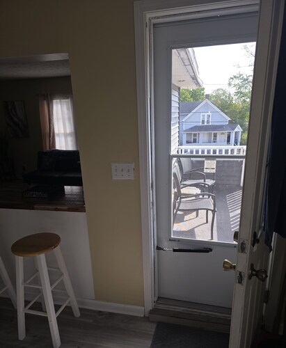 Cozy 2-bedroom newly renovated with balcony and updated kitchen and bath.