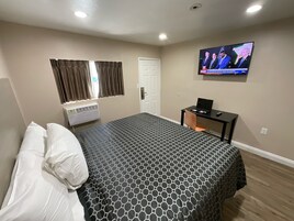 Escritorio, espacio para trabajar con laptop y wifi gratis 