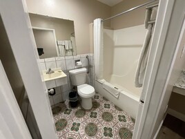 Toallas, jabón, shampoo, papel higiénico