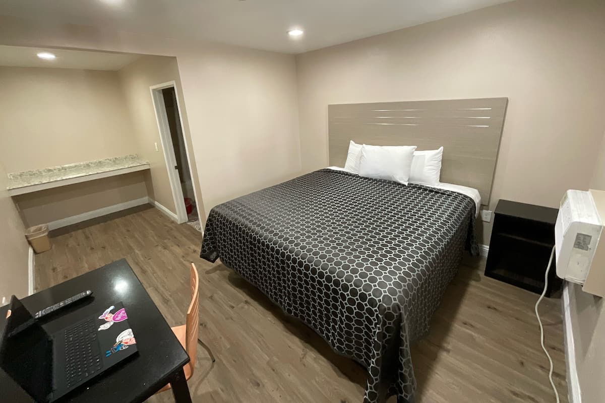 Ein Hotelzimmer mit einem Bett, einem Schreibtisch und einem Stuhl.