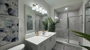 Douche, séchoir à cheveux, serviettes fournies, savon