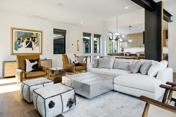 Smart TV, fireplace, stereo