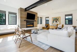 Smart-TV, Kamin, Stereoanlage