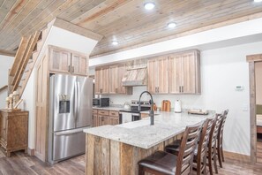 冷蔵庫、電子レンジ、オーブン、コンロ