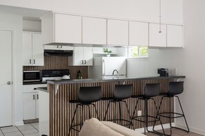 Fridge, microwave, oven, stovetop - Charming 2-bedroom house with AC and WiFi in Austin (Austin)