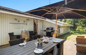 Outdoor dining - Beautiful home in Hadsund with WiFi (Hadsund)