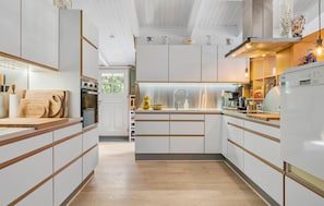 Fridge, microwave, stovetop, dishwasher - Beautiful home in Hadsund with WiFi (Hadsund)