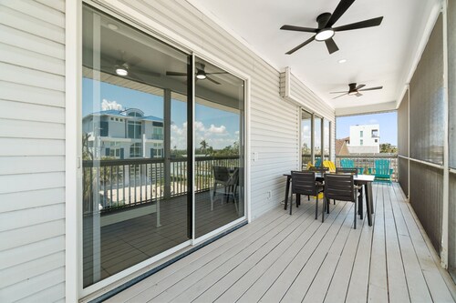 The Perfect Beach Getaway! 2-Bedroom & 2-Bath Home | Sleeps 7