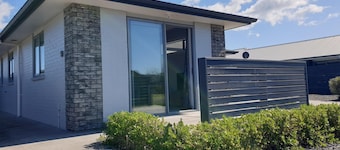 Hosts on the Coast Kupe Cutie