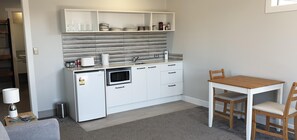 Mikrowelle, Toaster, Esstisch