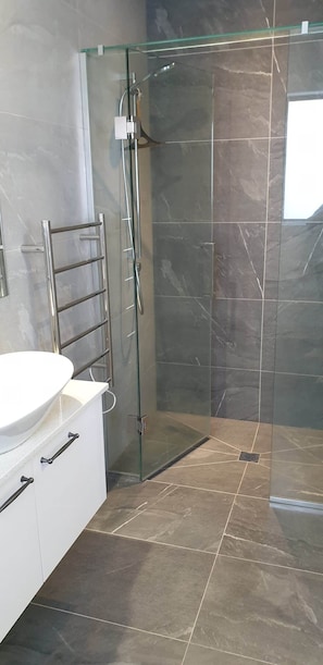 Shower, shampoo
