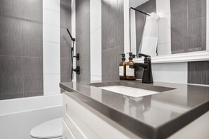 Hair dryer, towels, soap, shampoo - Central Urban Comfort Home (Seattle)