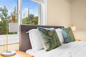 4 bedrooms, desk, iron/ironing board, WiFi - Central Urban Comfort Home (Seattle)