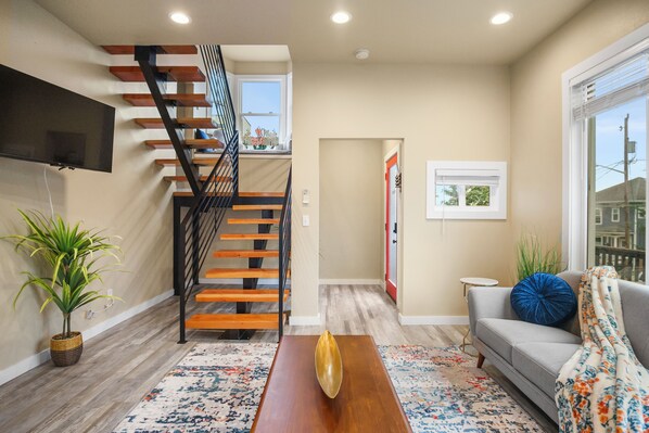 Smart TV - Central Urban Comfort Home (Seattle)