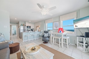 TV - BEACHFRONT CONDO AT TRADEWINDS, GULF-FRONT POOL, PRIVATE BALCONY! (Orange Beach)