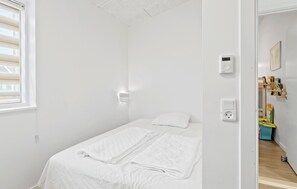 4 bedrooms, travel crib, free WiFi