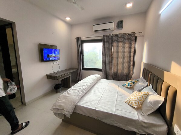 Deluxe Double Room, Garden View | In-room safe, desk, laptop workspace, blackout drapes - Global Luxury Stays (Gurugram)