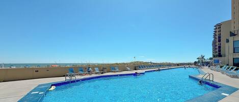 Una piscina techada, una piscina climatizada
