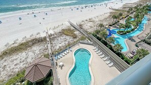 Ein Resort mit großem Pool, Strand und Blick auf den Ozean.