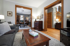 Living area - Andersonville Charming 3 Bedroom/2 Bath House with Family Room plus Yard & Patio (Chicago)