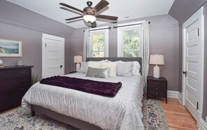 3 bedrooms, iron/ironing board, WiFi, bed sheets - Andersonville Charming 3 Bedroom/2 Bath House with Family Room plus Yard & Patio (Chicago)