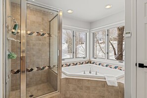 Douche, sèche-cheveux, serviettes fournies