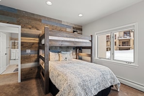 4 bedrooms, free WiFi, bed sheets - High Expectations! AC, Community Pool and Spa, Close to Base, New Furnishings! (Steamboat Springs)