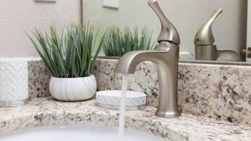 SĂšche-cheveux, serviettes fournies