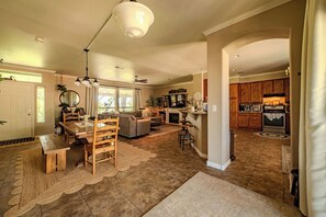 Smart TV, video games - Camp Verde River Retreat on River,2 blocks to Downtown AC,WIFI, Kayaks, Fishing  (Camp Verde)