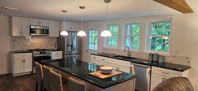 The Monarch - Private Setting, Heated Pool,  6 Bedroom, New Build. 6 min to CDP