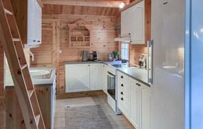 Kjøleskap, ovn, kokeplater og oppvaskmaskin