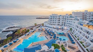 Een verwarmd zwembad