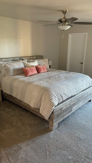 2 室のベッドルーム、アイロン / アイロン台、WiFi、ベッドシーツ