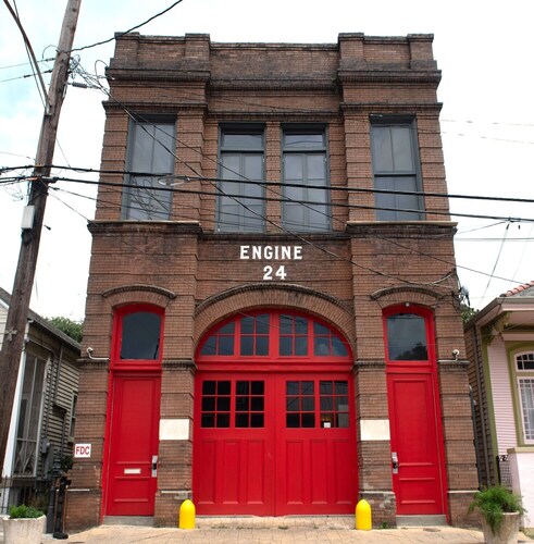 Historic Firehouse in the French Quarter! Stay with family and friends!