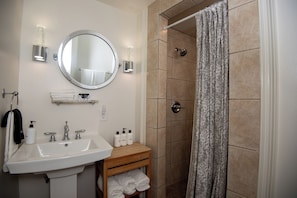 Een douche, een haardroger, handdoeken