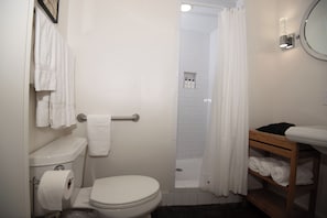 Dusche, Haartrockner, Handtücher