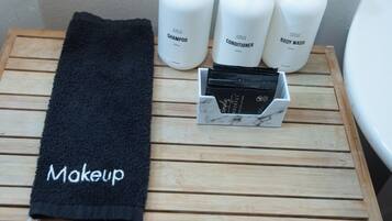 Douche, sèche-cheveux, serviettes fournies