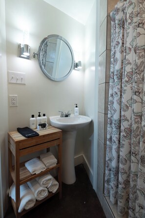 Dusch, hårtork och handdukar