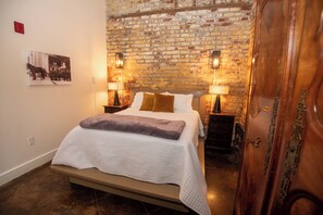 1 bedroom, iron/ironing board, WiFi, bed sheets - Engine 24 Firehouse Courtyard Room 4 (New Orleans)