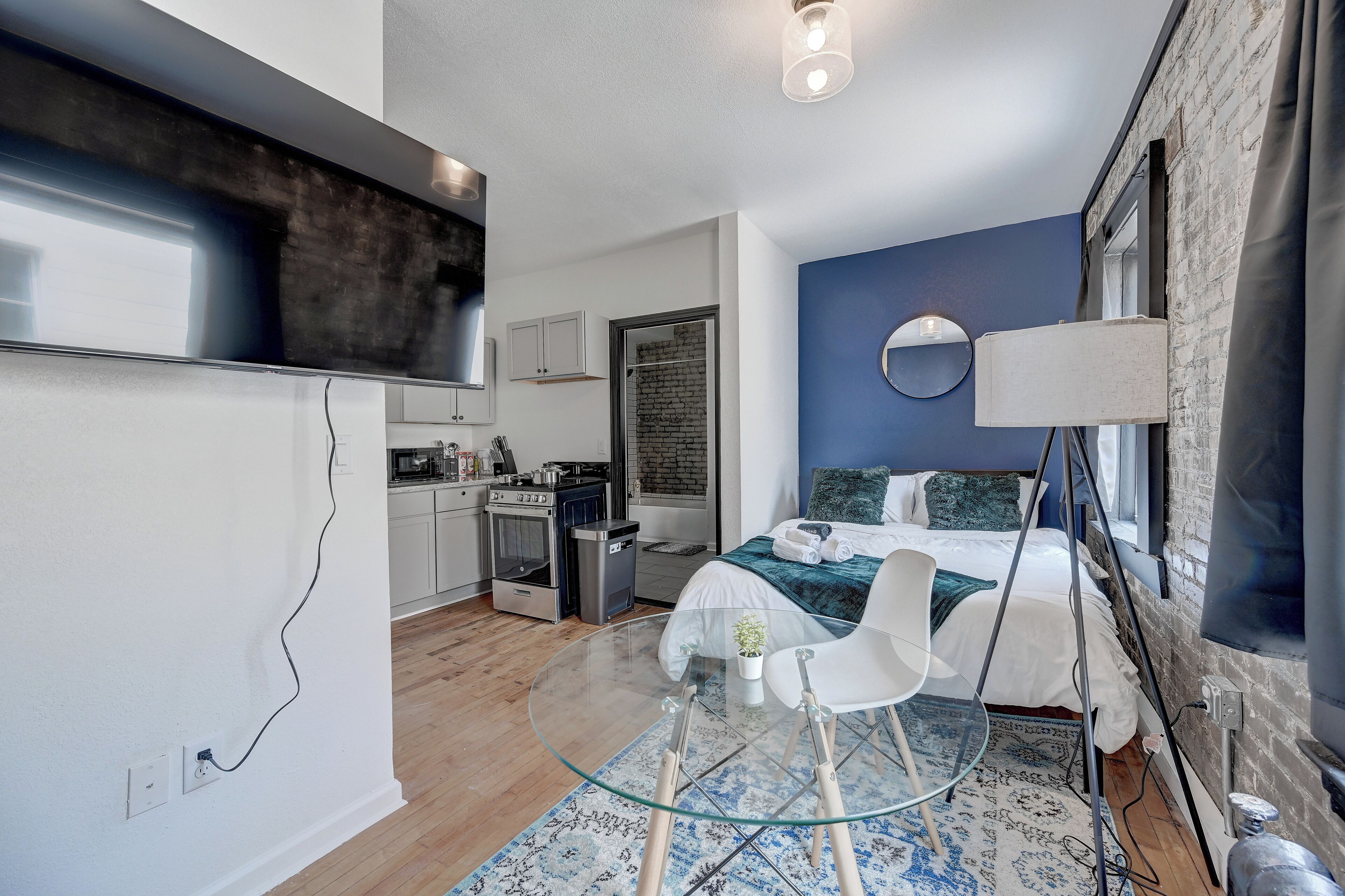 Desk, laptop workspace, iron/ironing board, free WiFi