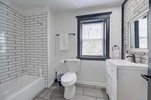 Amenidades de baño gratuitas, secadora de cabello, toallas, jabón 