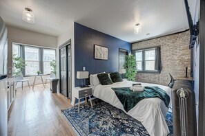 1 habitación, escritorio y espacio para trabajar con laptop 