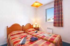 2 bedrooms, iron/ironing board, WiFi