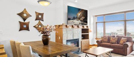 Smart-tv, een open haard en een dvd-speler