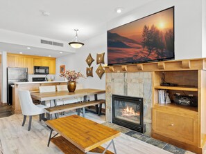 Dining - Sundial B317: Ski-in/Ski-out Cozy 1-BD Condo for 4 at Canyons Village (Park City)