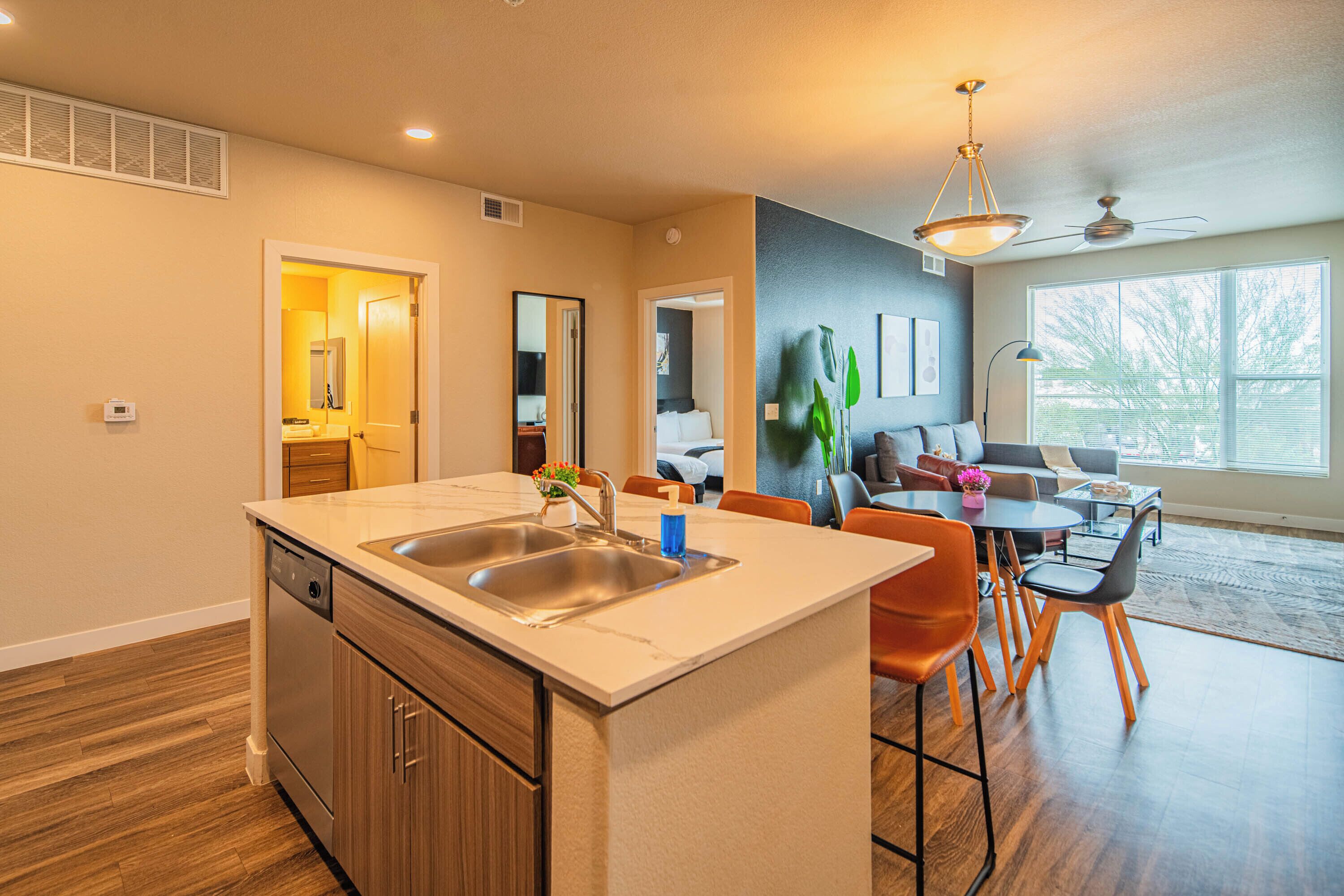 Full-size fridge, microwave, oven, stovetop